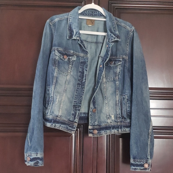 NWOT American Eagle blue distressed Jean Jacket - Picture 2 of 8